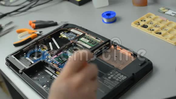 工程师拆除笔记本电脑进行修理视频的预览图