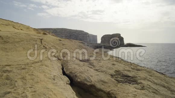 秋天的黄昏在岩石海岸视频的预览图