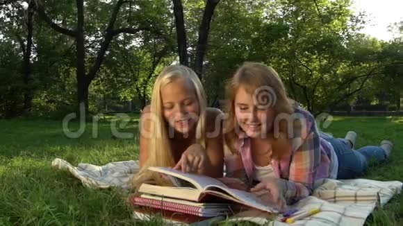 快乐的少女在户外看书视频的预览图
