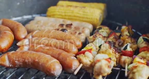 烧烤时烧玉米和蔬菜肉串视频的预览图