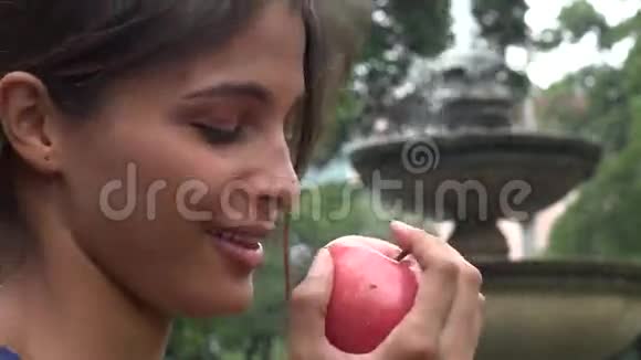 女人吃苹果水果视频的预览图