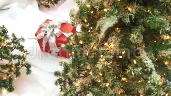 圣诞礼品盒仿雪树配灯视频的预览图