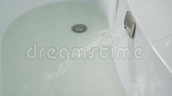 瀑布龙头瀑布喷射与按摩浴缸在行动配有瀑布喷射和按摩浴缸的空泳池视频的预览图