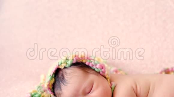 一个穿着针织帽子的可爱的熟睡宝宝视频的预览图