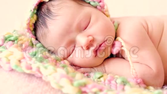 一个穿着针织帽子的可爱的熟睡宝宝视频的预览图