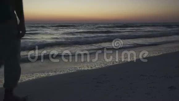 在日落时的沙滩上散步的情侣23人中有17人视频的预览图