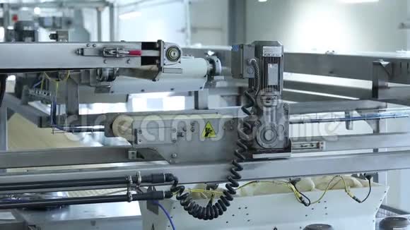 烘焙产品的机械化生产视频的预览图