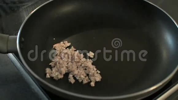 蛋壳在煎锅里烤视频的预览图