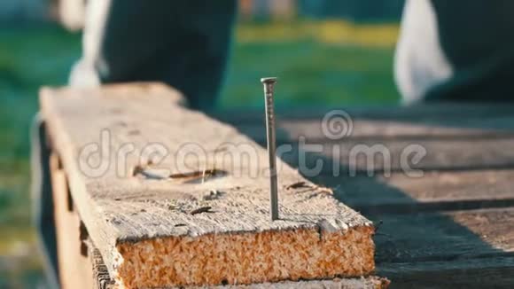 男木匠用铁钉锤成木板视频的预览图
