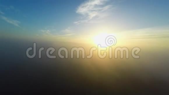 无人机在晨雾上空巡航视频的预览图
