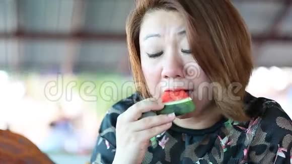快乐的亚洲女性喜欢吃成熟的西瓜视频的预览图