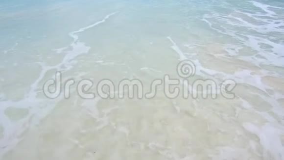 塞舌尔群岛海滩上的海波或印度洋海浪视频的预览图
