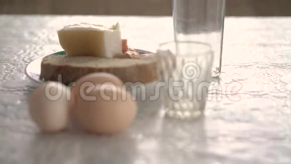 桌子上有生鸡蛋培根面包和伏特加视频的预览图