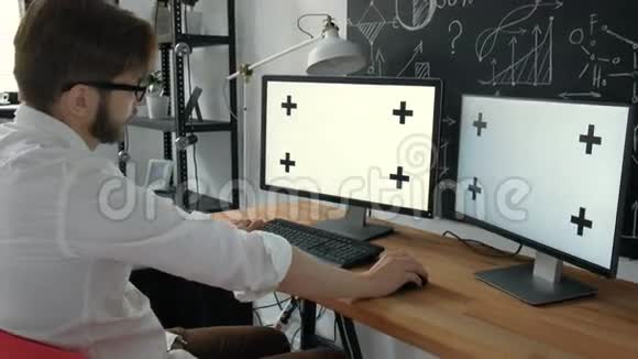 白人工人在键盘上打字看绿色屏幕20S4K视频的预览图