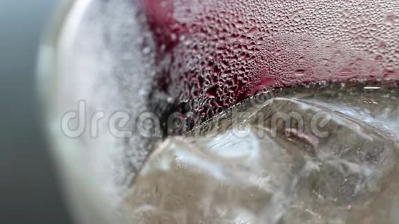 饮料细节中抽象的美极致特写冰梅汁汽水杯中视频的预览图