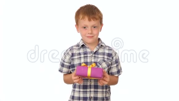 一个拿着礼物的盒子的小男孩视频的预览图