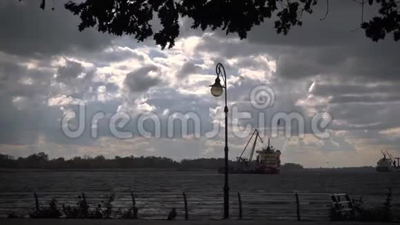 河港突袭度假小镇的堤岸视频的预览图