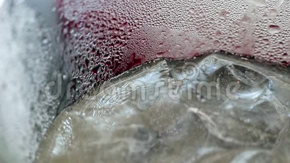 饮料细节中抽象的美极致特写冰梅汁汽水杯中视频的预览图