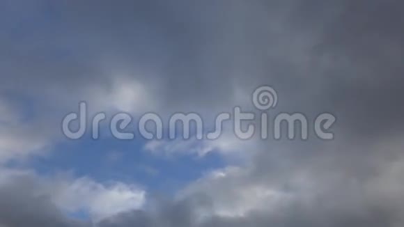 时光流逝蓝天和云彩美丽的运动视频的预览图