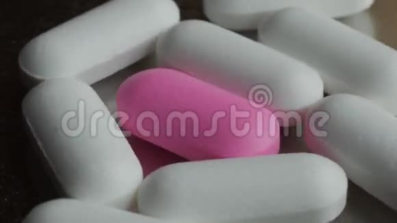 医学和药物许多药片和胶囊打开银背景视频的预览图