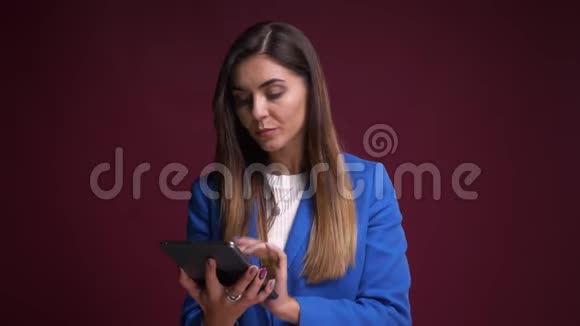 有魅力的白种人女士在平板电脑上打字的特写肖像显示绿色屏幕到相机和微笑视频的预览图