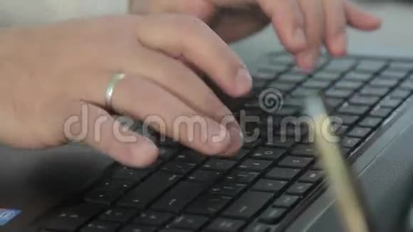 一个在电脑上工作的人在键盘上打字手的框架中滑块运动射击视频的预览图