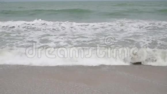 沙滩泡沫海浪慢动作录像视频的预览图