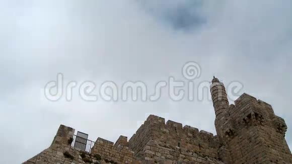 以色列耶路撒冷旧城墙上的云层消失视频的预览图