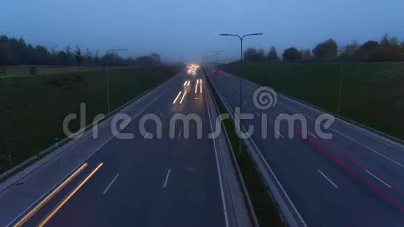 早上高速公路上的交通时间流逝视频的预览图