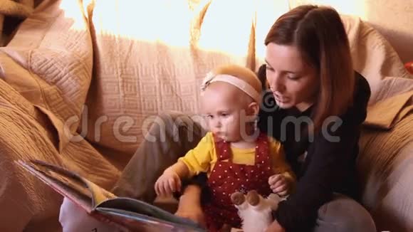 母女正在读童话故事视频的预览图
