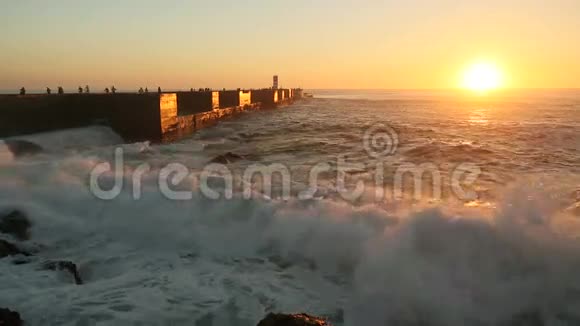 在令人叹为观止的日落中码头上的大西洋冲浪自然视频的预览图