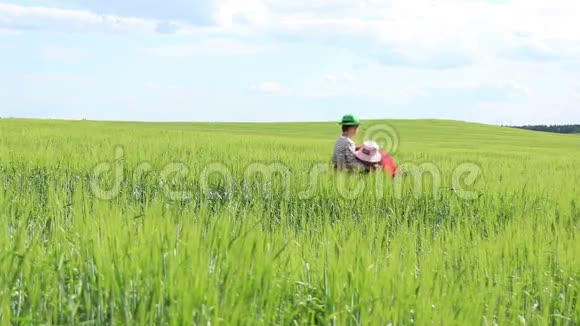 人在田里扛着一个小孩视频的预览图