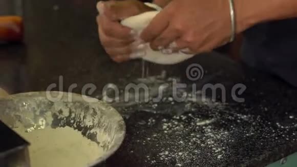 印度厨师准备印度菜烤炉里的印度面包Naan和Roti视频的预览图