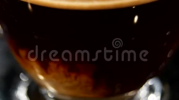 牛奶缓慢地倒入咖啡中视频的预览图