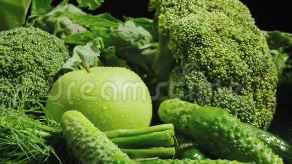 湿绿色蔬菜套装视频视频的预览图