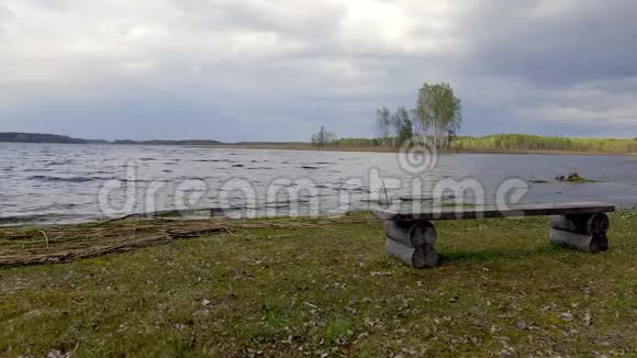 湖边的木制长凳布拉斯拉夫白俄罗斯视频的预览图