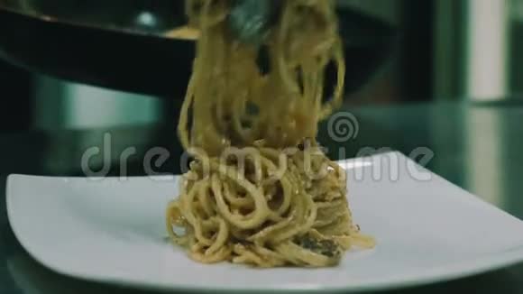 意大利面是用煎锅特写的视频的预览图