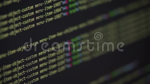 在计算机屏幕上移动的程序代码视频的预览图