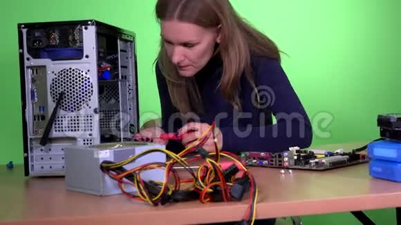 熟练的计算机维修人员妇女升级台式计算机硬件视频的预览图