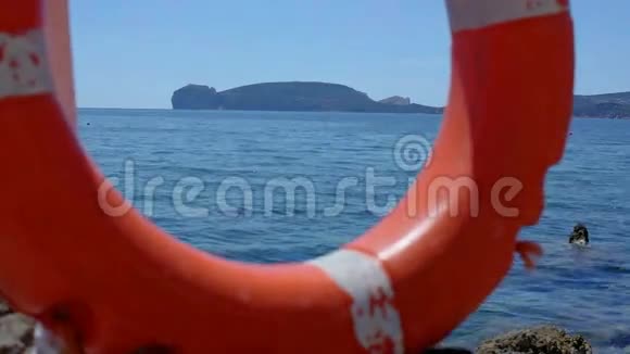 海岸警卫队救生圈卡波卡西亚湾游泳区视频的预览图