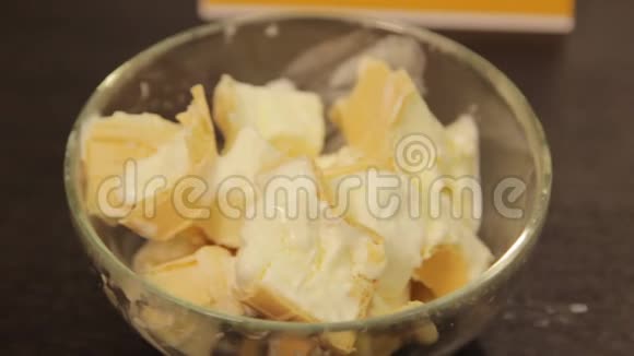 品尝不同种类的冰淇淋不同的生产商视频的预览图