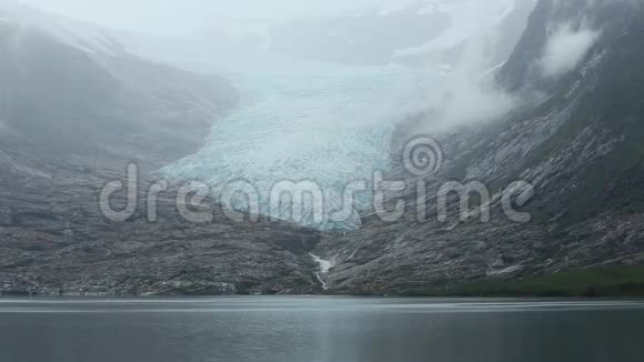 湖和冰川上的傍晚多云观景挪威视频的预览图