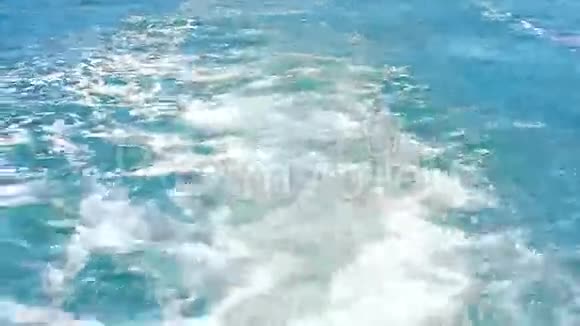 从快速的船上溅起波浪视频的预览图