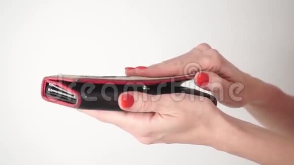 戴着红指甲油的女人打开她的空包子视频的预览图