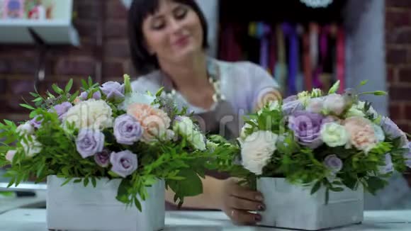 专业花艺师在花艺设计工作室用木盒整理精美的花艺作品视频的预览图