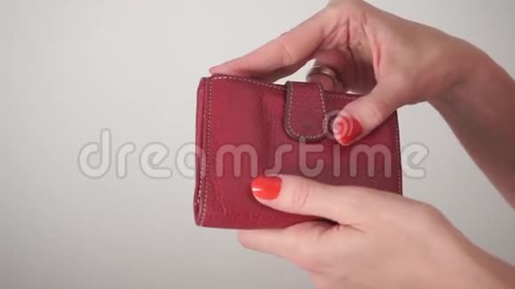 穿着红色指甲油的女孩打开了她的红色钱包视频的预览图