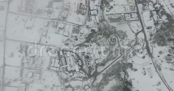 雪域小镇的俯视图空中景观视频的预览图