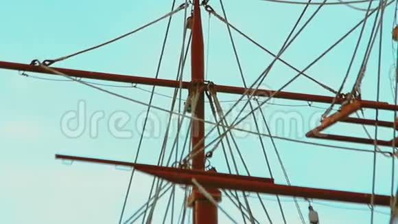 三桅帆船在明亮的蓝天上空的桅杆和索具特写全景视频的预览图