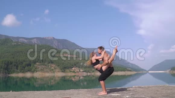 一个女人和一个男人的体操表演视频的预览图