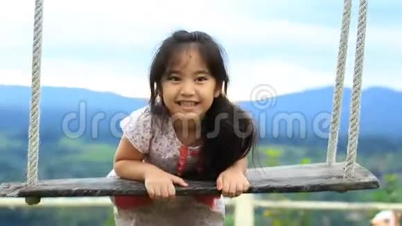 亚洲儿童喜欢在公园里荡秋千视频的预览图